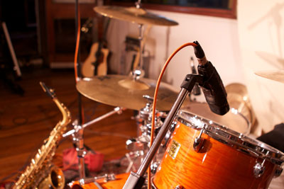 image of microphone on drum kit